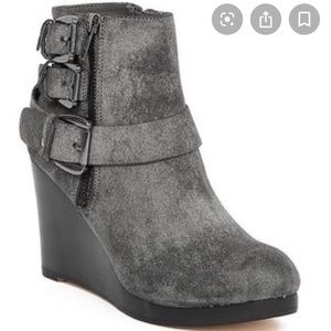 Grey and black Daytrip Clogs 🖤